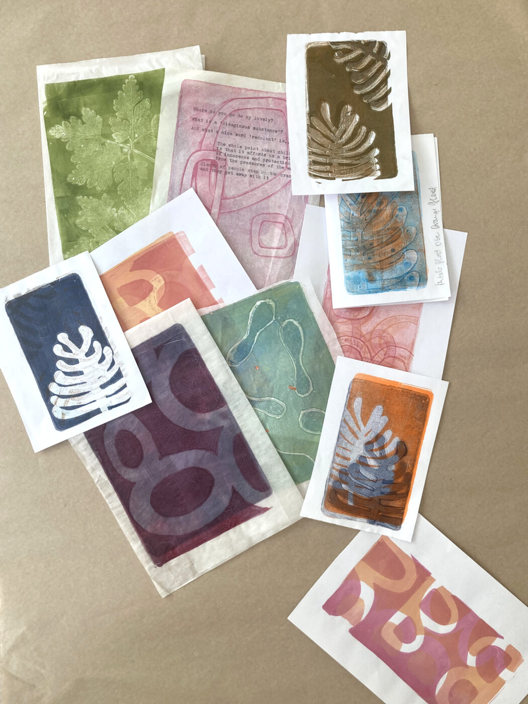 Gelli Printing – Ebene. Farbe. Zufall.